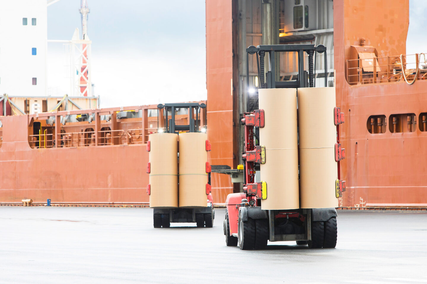 Walki reel in a harbour